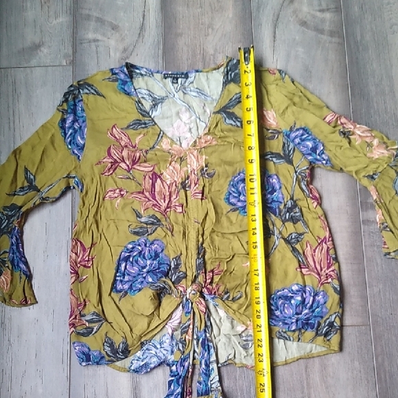 Floral Ruffle Sleeve Tie-Front Top - Picture 6 of 7